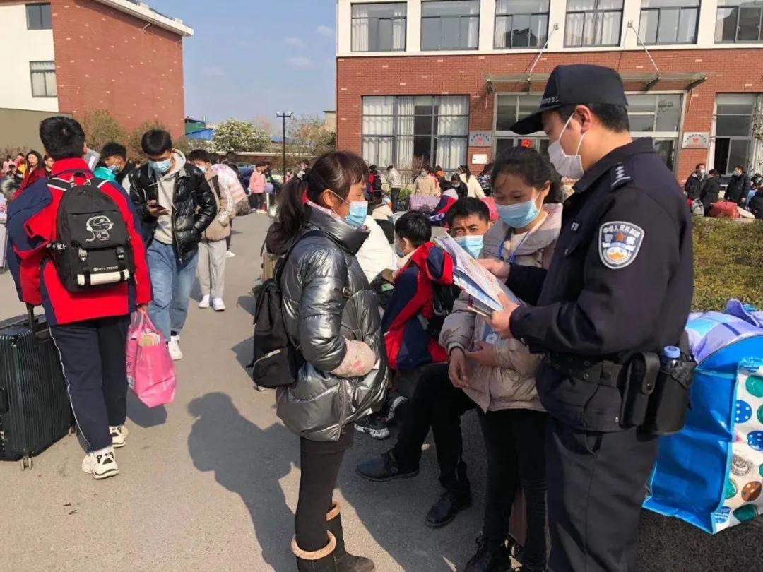 开学季百警坚守护学岗,开学季警察蜀黍温馨寄语