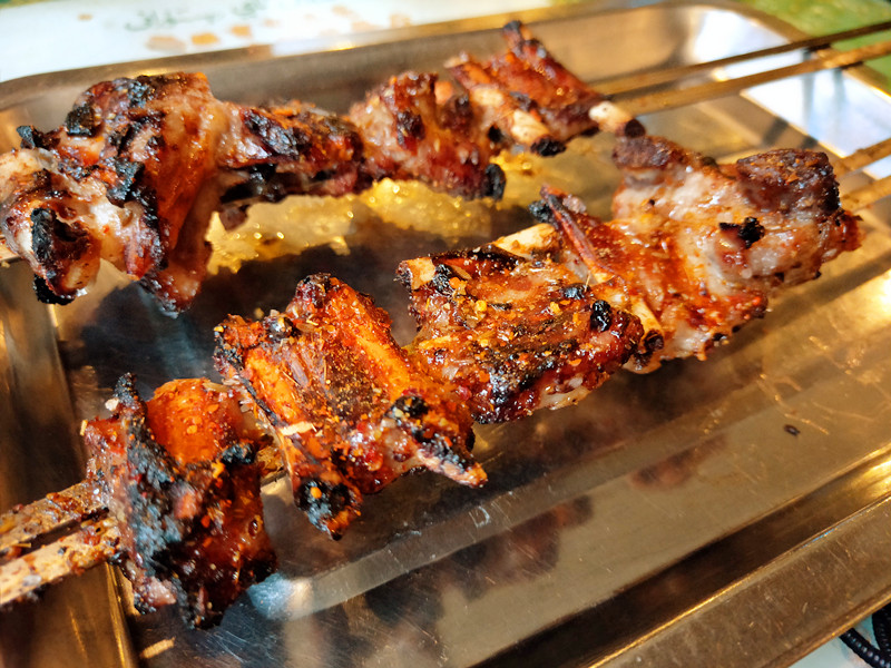 外媒首推京城*疆新**菜餐厅,东四胡同里的弯弯月亮