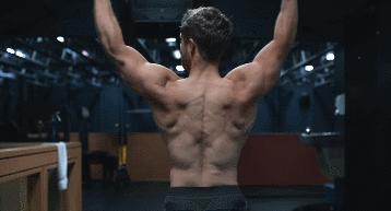 想要练宽背部？高位下拉的动作分析，握法握距到动作细节