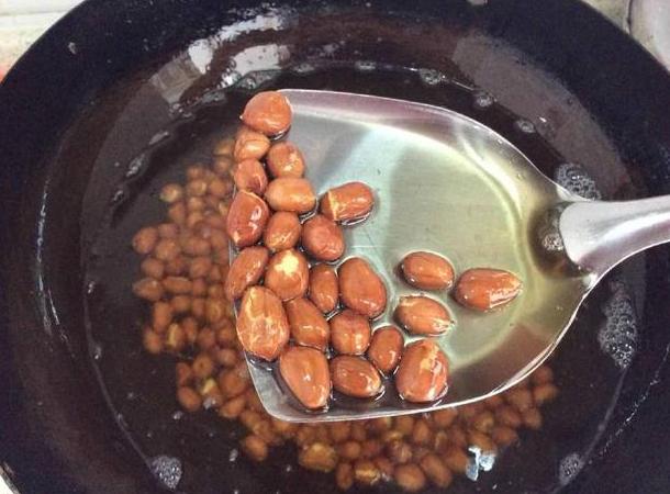 花生米一炸就糊？老火夫教你“1招”，保证又酥又脆不回软