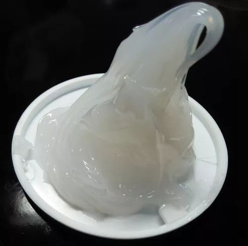 口红吃多会中毒吗,涂口红亲嘴会不会中毒