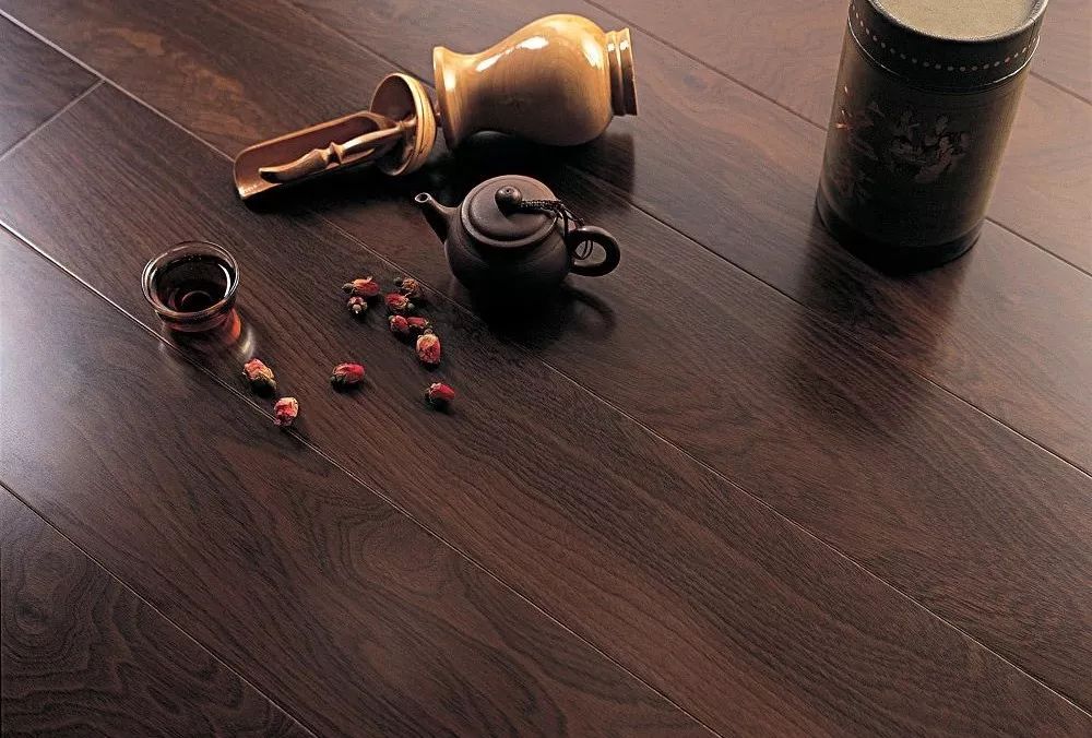 买原木地板要看品牌么,番龙眼和柚木地板比较