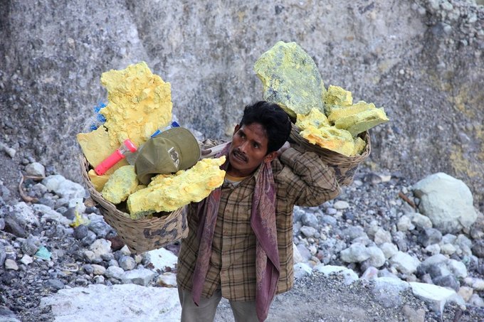 沐浴硫磺，追寻蓝火——印尼宜珍火山