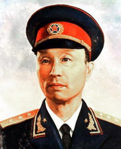 开国上将回故乡，看到警车封路并且隔开群众，怒问：耍什么排场？