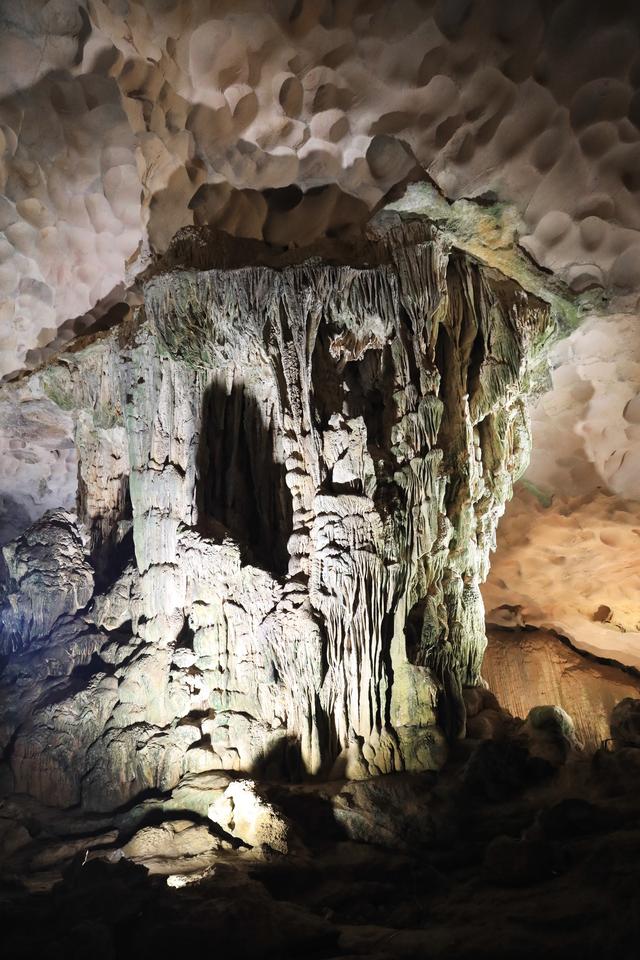 这里虽然风景如画人们生活的却很凄惨没日没夜的追着大船讨生活