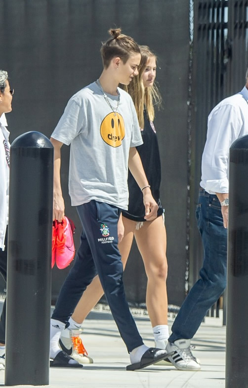 贝克汉姆带娃的视频,贝克汉姆带儿子踢足球