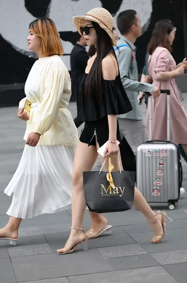 穿背带裙显腿短,背带裙好显腿长