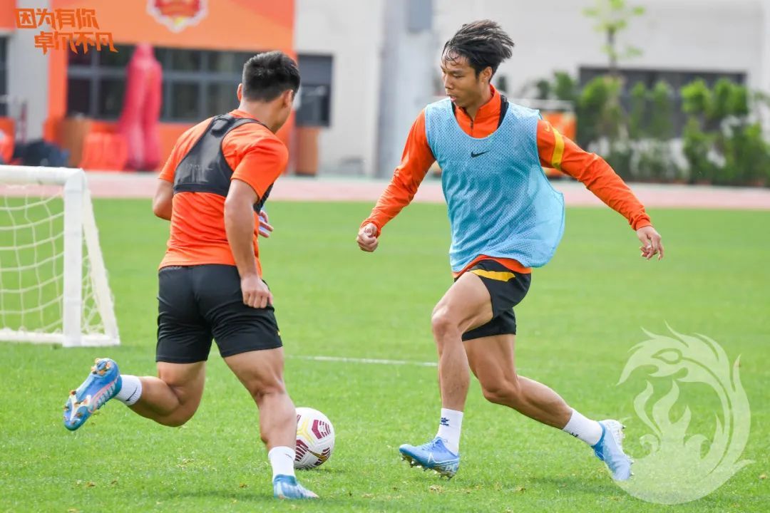 赛前团队热身投篮训练,武汉队第二场热身赛