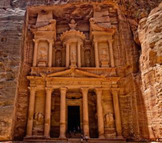 沙漠里巨大的遗迹,沙漠里的古老建筑物