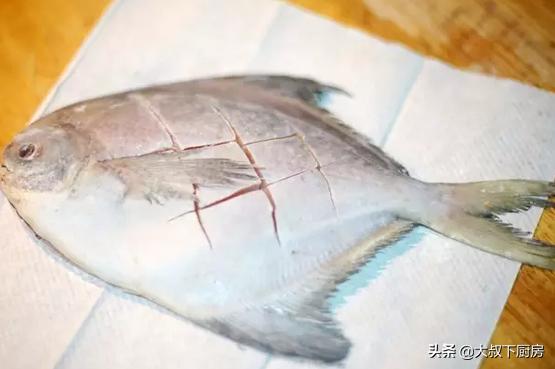 香煎鲳鱼的家常做法大全集,干煎香辣小银鲳鱼正宗做法