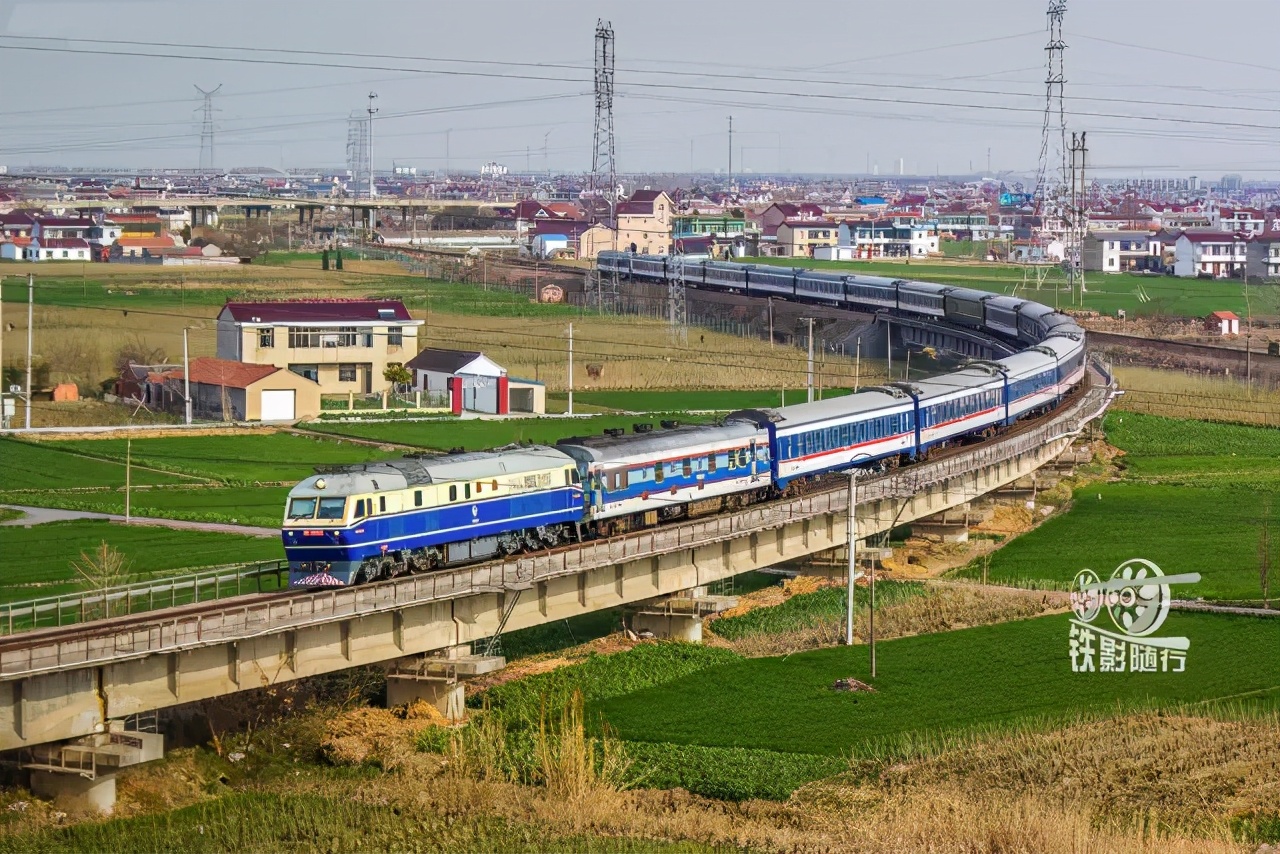 铁影车,东风11型内燃机车照片