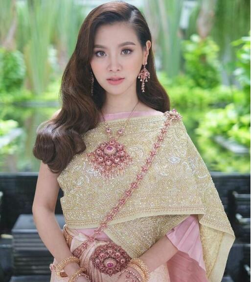 泰媒评,穿泰服泰国前十名最漂亮女星