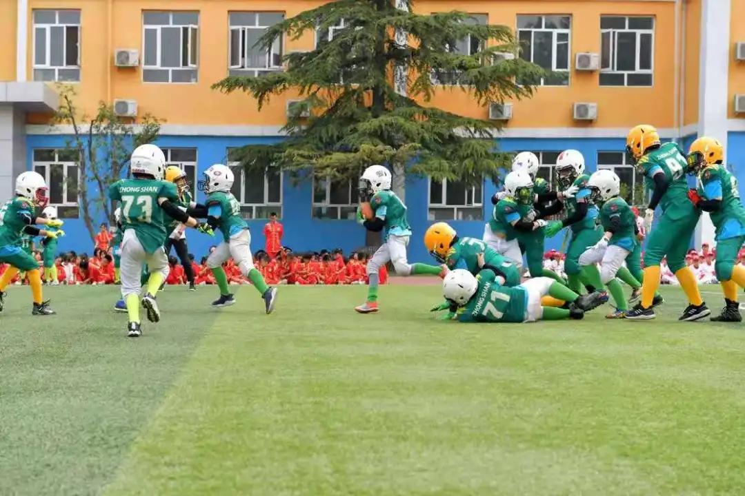 一共有207人参加体操表演,一百多人体育节开场