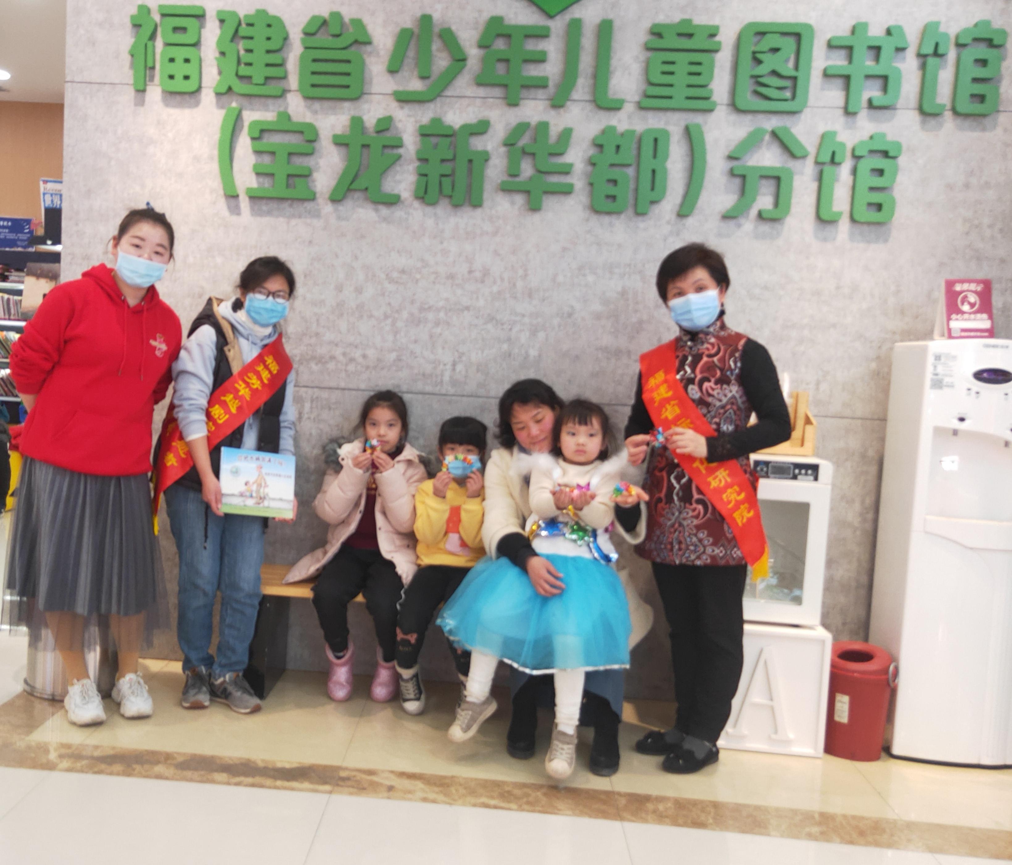 心连心传递爱--《爱心连环彩虹桥》亲子纸艺DIY公益活动举办