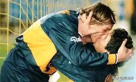 足球现场亲吻,足球场上的亲吻是哪场比赛