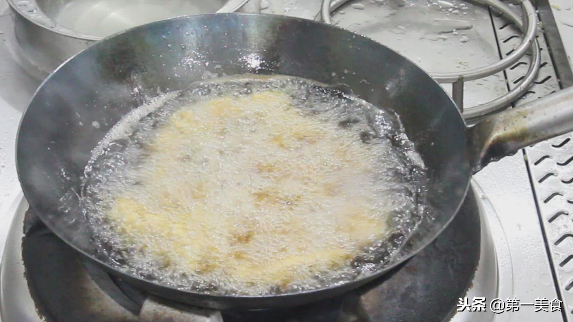 如何做出的排骨特别的香酥软烂,焦香排骨的详细做法