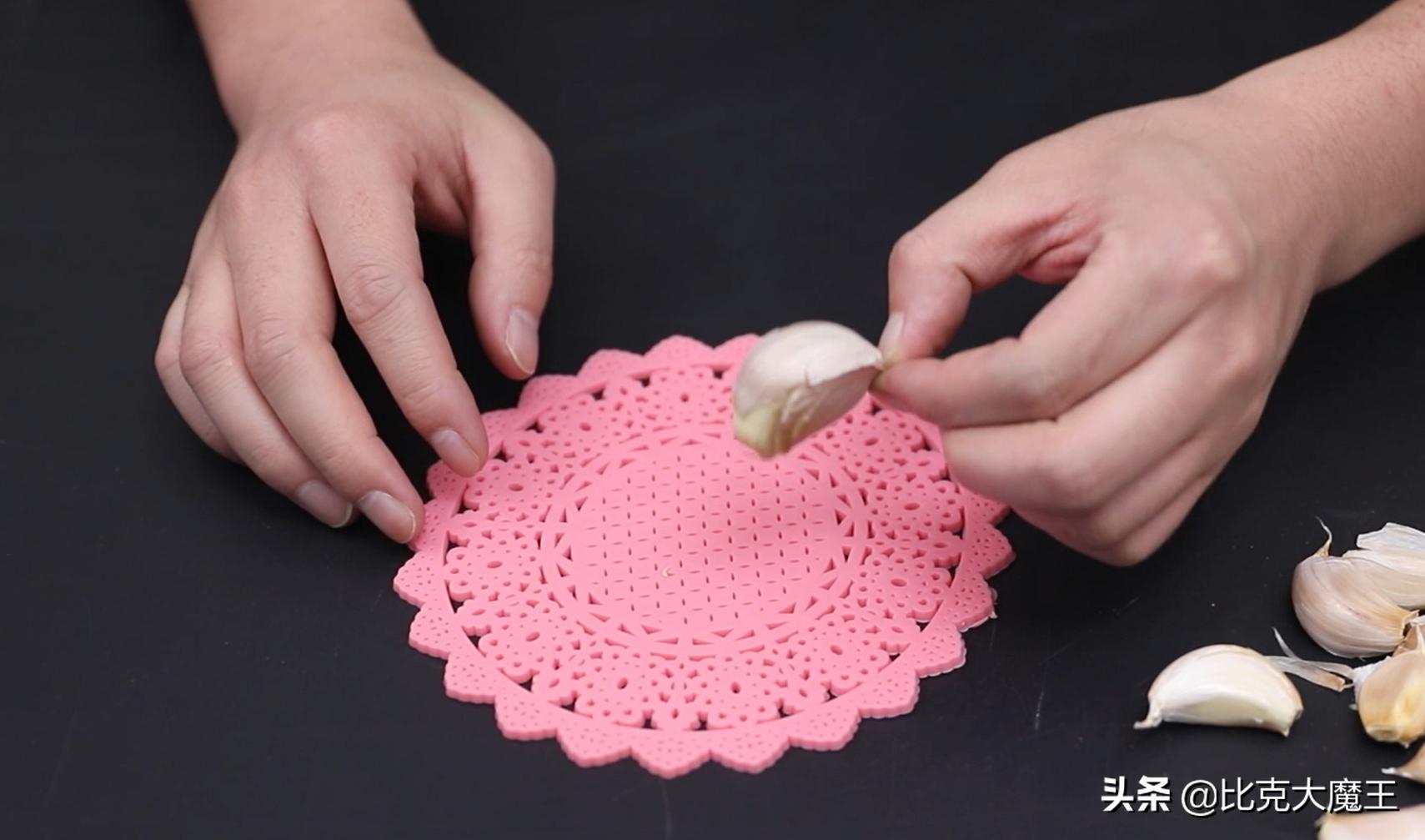 剥大蒜还有简单技巧，只需轻轻一搓，大蒜皮自动脱落，太方便了