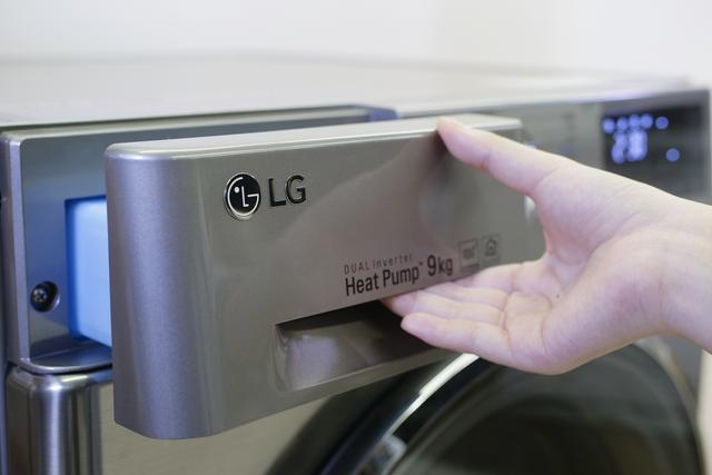 阴雨天衣服晾不干发馊要重洗吗,下雨天如何让自己的衣物快速烘干