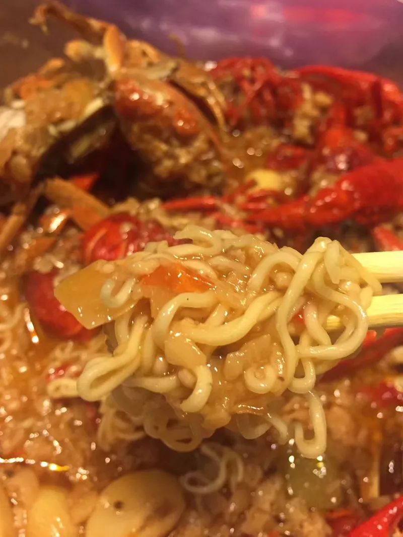 蒜蓉小龙虾肉质q弹吮指美味,充满味蕾的蒜香小龙虾