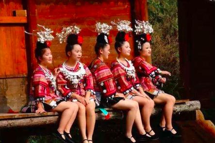 为什么现在女孩子都敢穿超短裙,女士今年流行超短裙