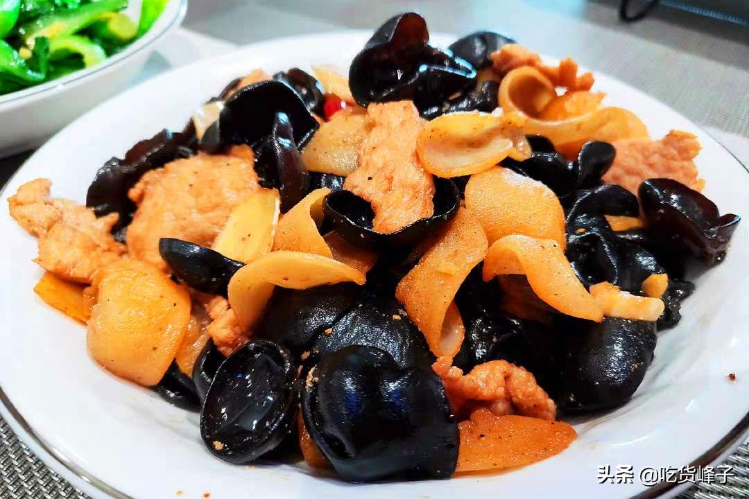 炒木耳总是噼里啪啦炸锅,炒木耳为什么会噼里啪啦的炸锅