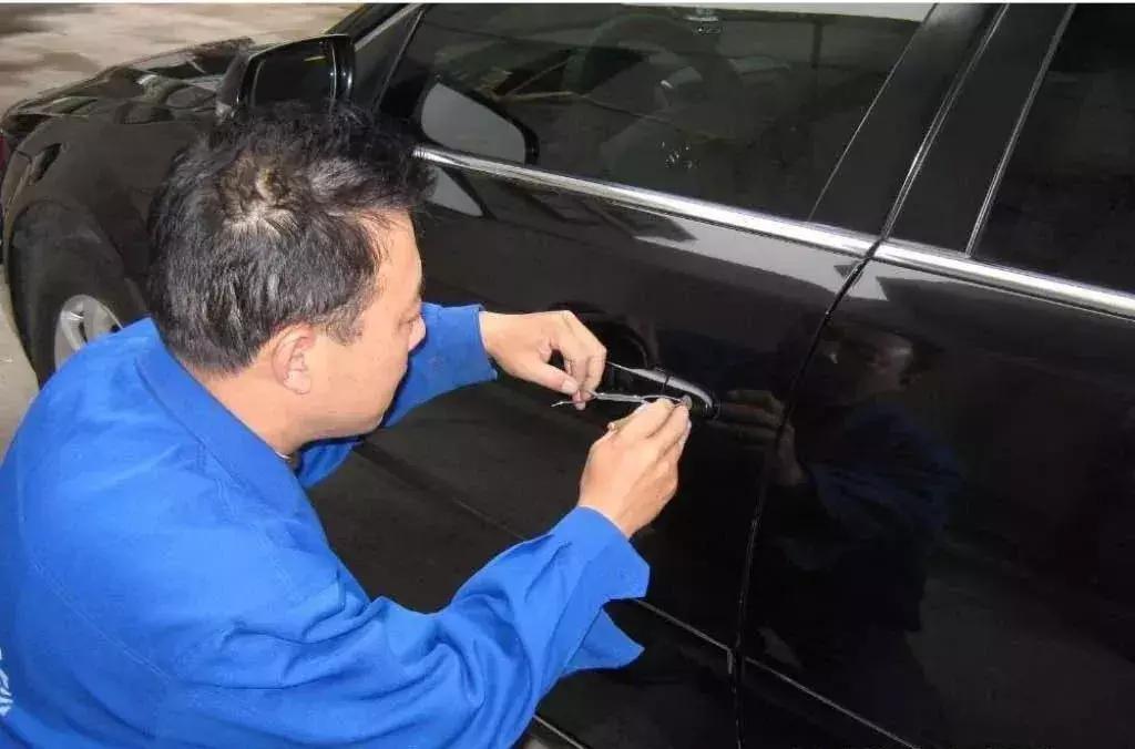 把汽车钥匙锁在车里了怎么办,把车钥匙锁在车里可能吗