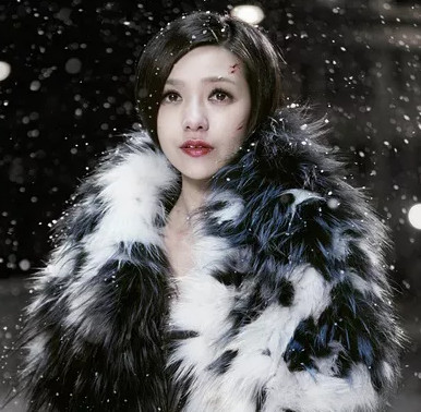 大背头亮相的郭采洁忒时髦了,郭采洁复古短发港风穿搭