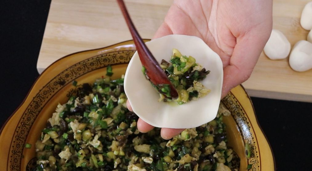 家庭版茄子馅饺子家常做法 (如何在家制作茄子馅饺子)