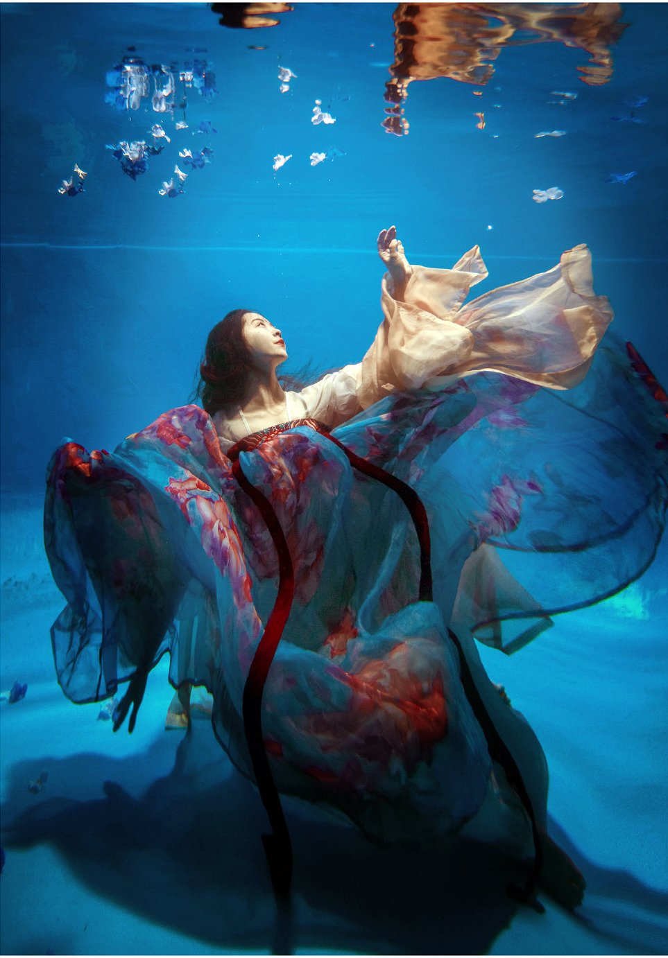 水下绝美汉服视频,汉服水下摄影真的太好看了