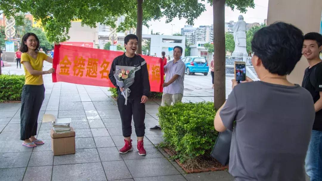 考完啦！莆田考场外上演“00”后深情告白！这些场景都太美~~
