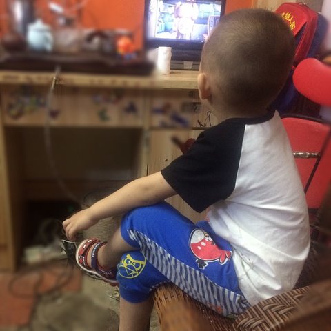 从小爱抖腿和从不抖腿孩子，长大腿型差别大，要及时纠正