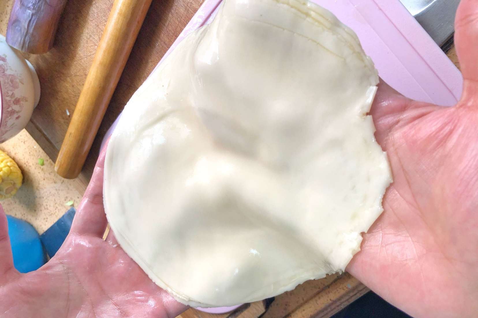 剩的饺子皮别扔这样做比春卷好吃,剩下的饺子皮怎么做才好吃