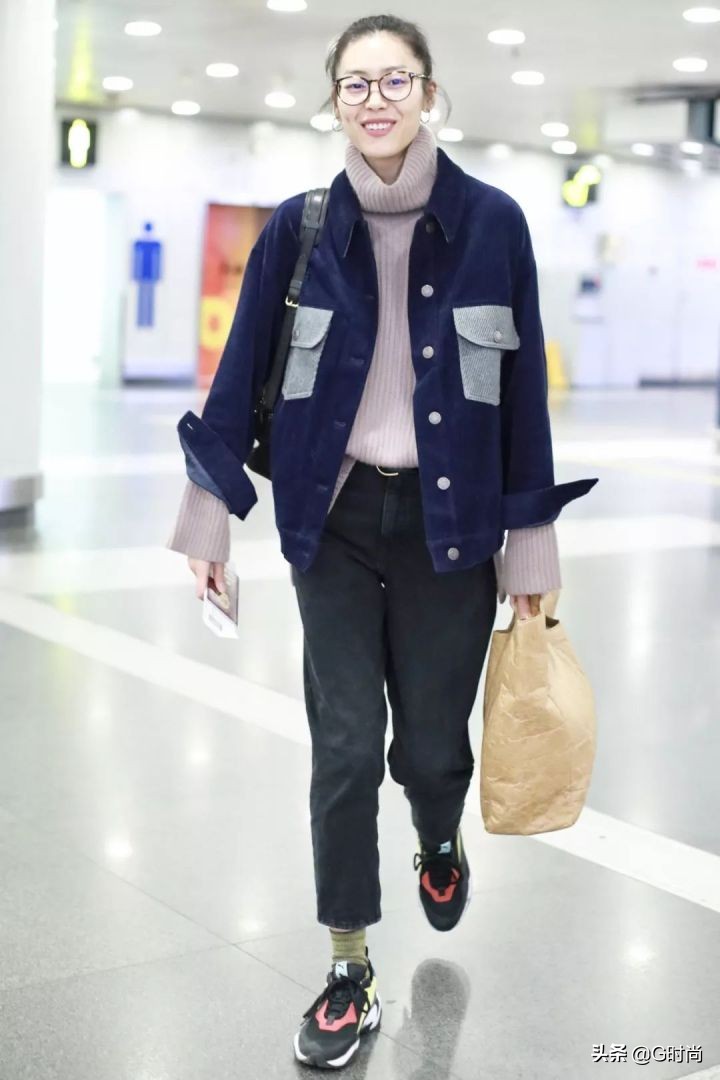 复古风潮来袭这件灯芯绒很火,红色灯芯绒复古风搭配