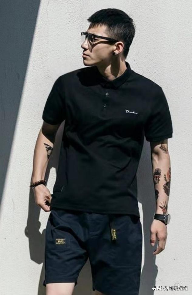 男人过了40岁,买短袖要谨记“3不要”,显得俗气廉价,谁穿谁丑