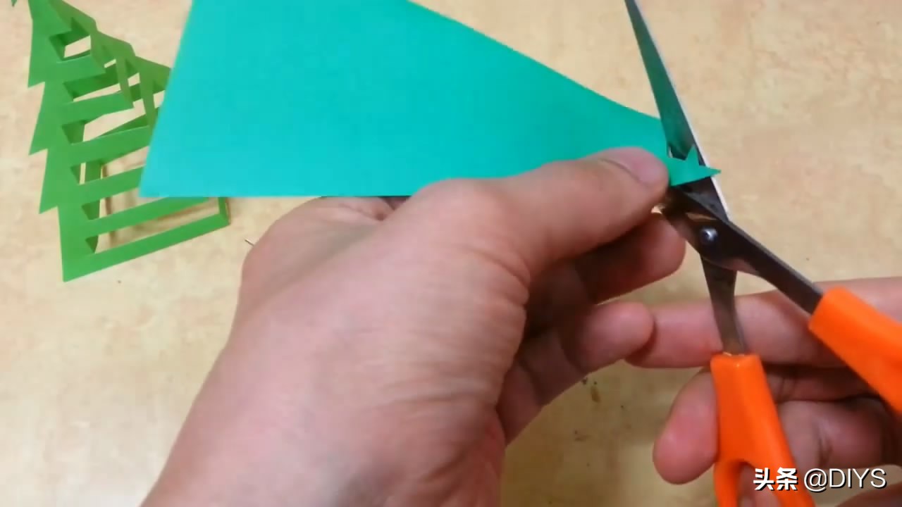 手工剪纸圣诞树需要什么材料,圣诞树剪纸手工8-10岁