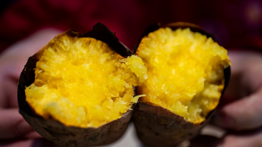 冬天的四大美食烤蜜薯糖炒栗子,冬日必吃烤红薯糖炒栗子奶茶