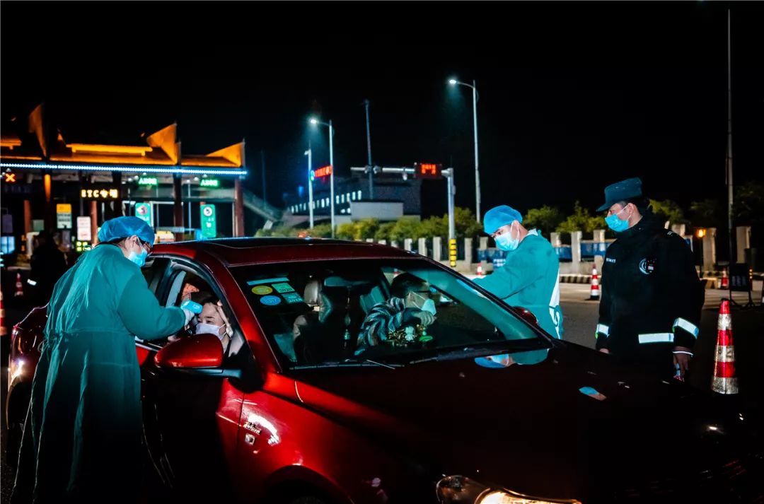 一线党旗红疫情防控,共同战疫让党旗在疫情防控一线