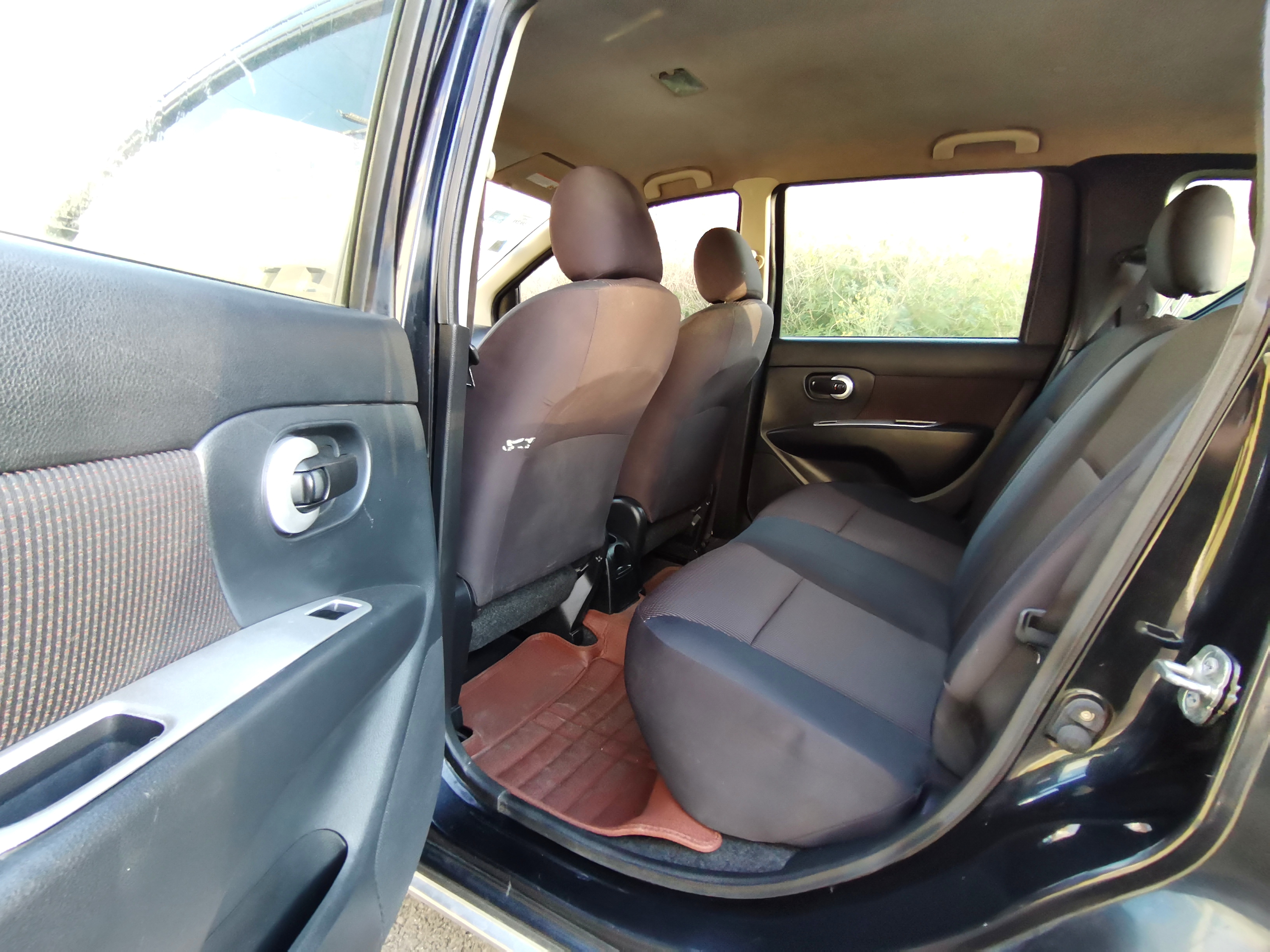 日产小面包车,实用家庭代步车日产骊威