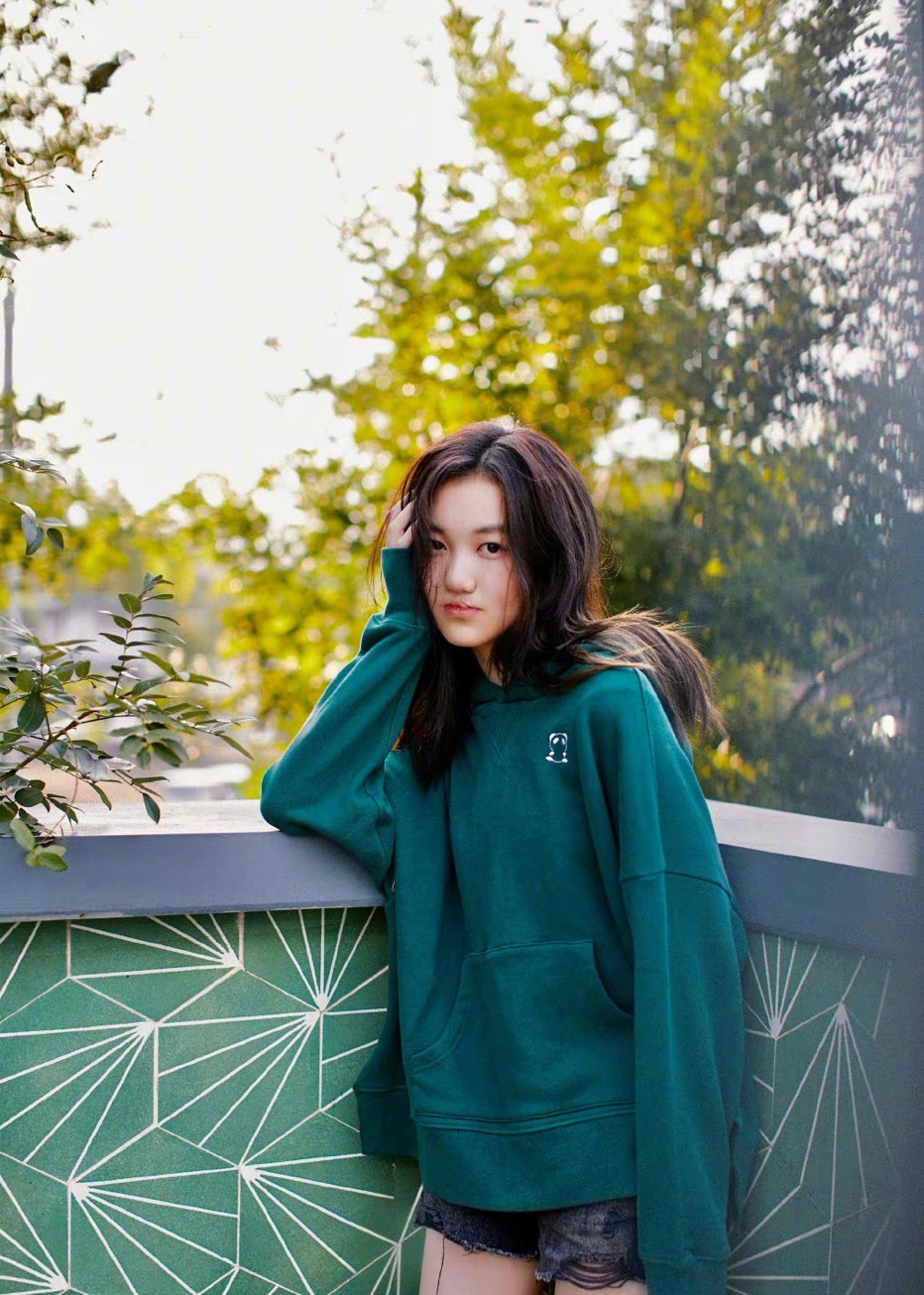 李嫣自信洒脱挺有星范,李嫣罕见穿西装套裙亮相