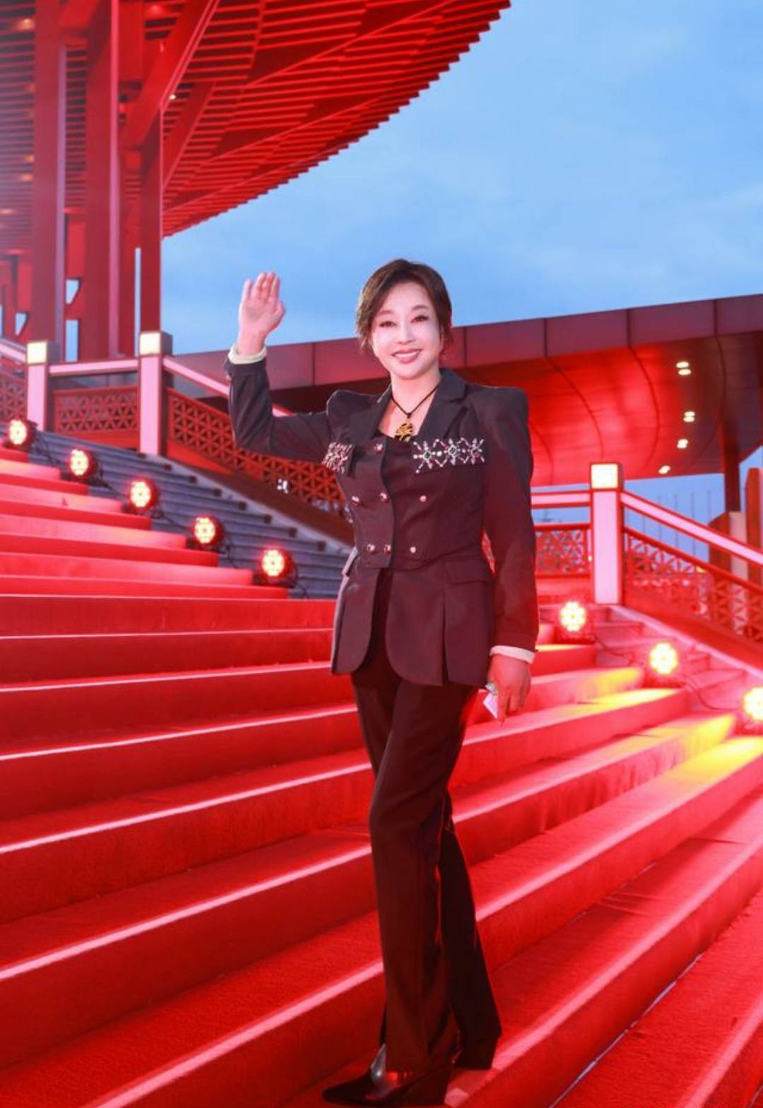 67岁刘晓庆穿白西装,刘晓庆终于认真穿搭了图片