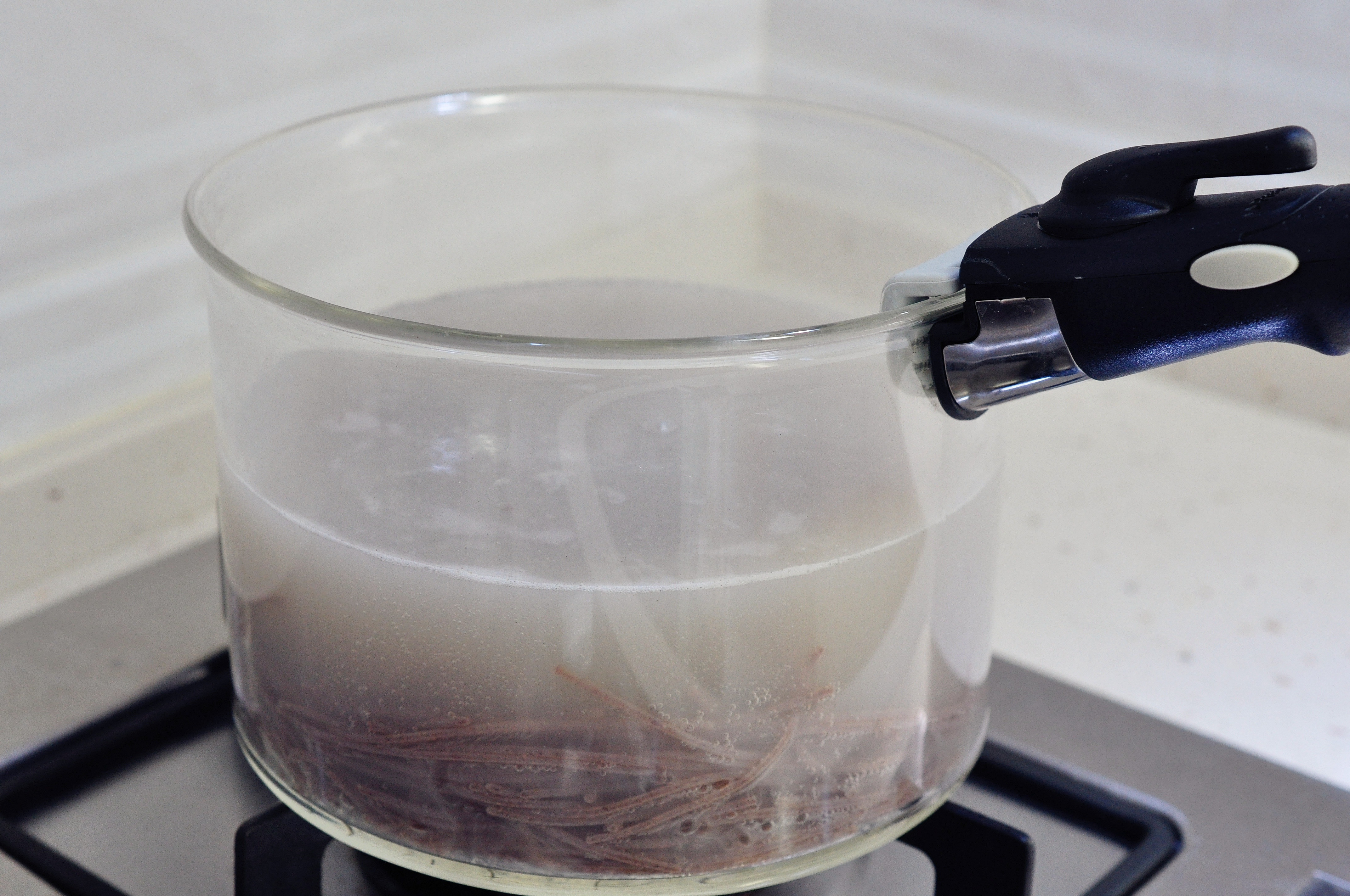 煮面条开水下锅还是冷水下锅,煮面条应该开水下锅还是冷水下锅