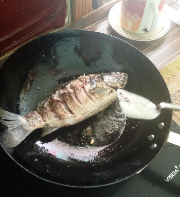 炖鲫鱼汤下来扔什么料,炖鲫鱼汤把鱼弄碎好还是不弄碎