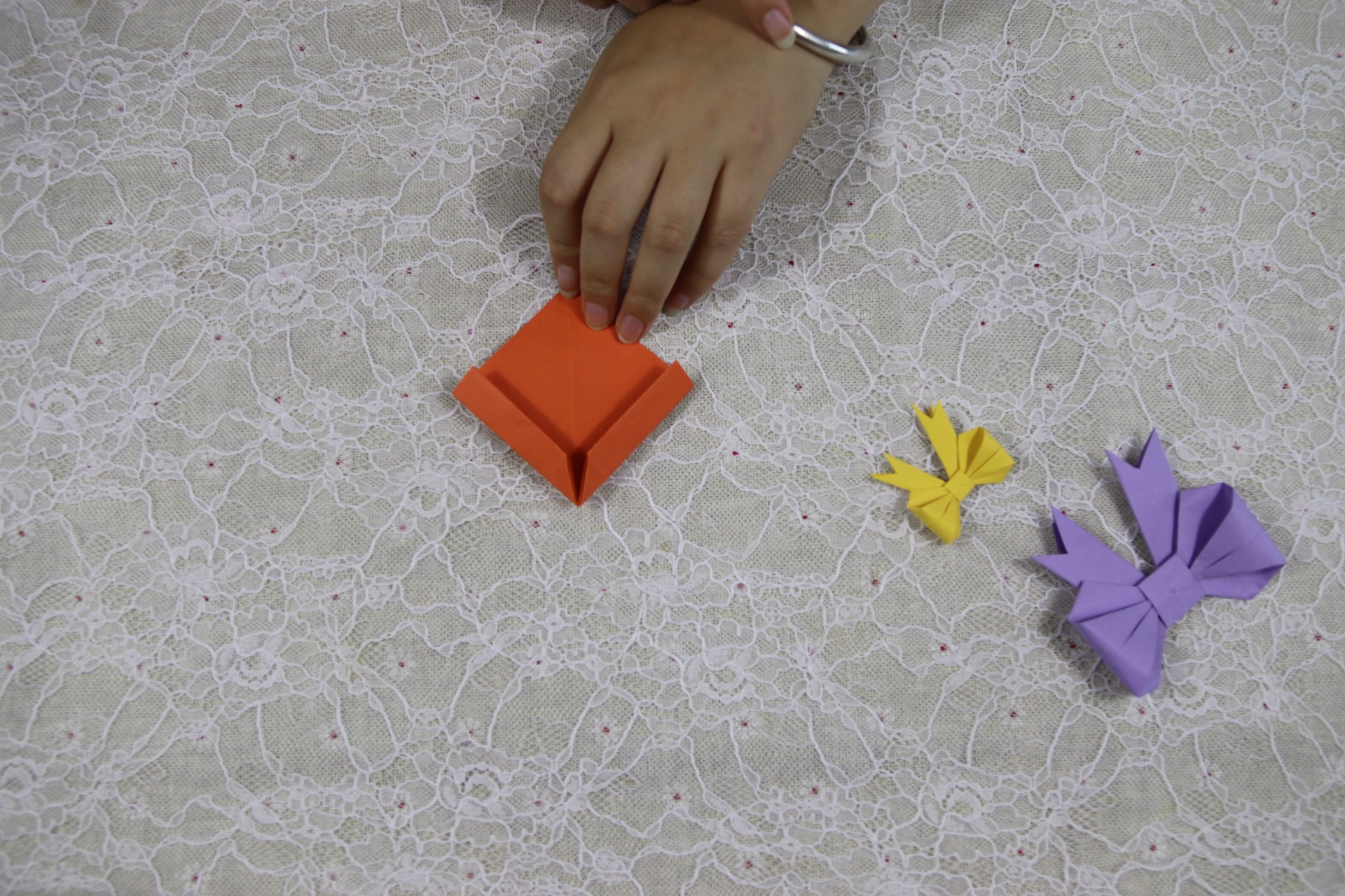 蝴蝶结的折法又小又好看不用剪刀,蝴蝶结折法简单不用剪刀