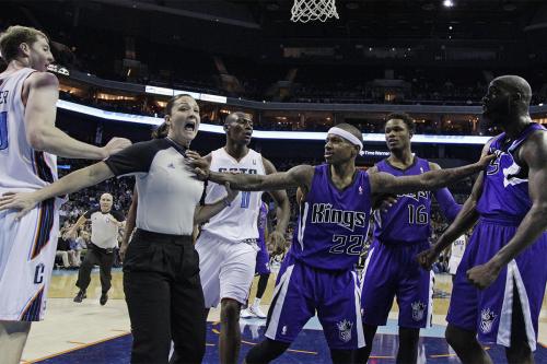 nba最美女裁判小托马斯,nba女裁判小托马斯