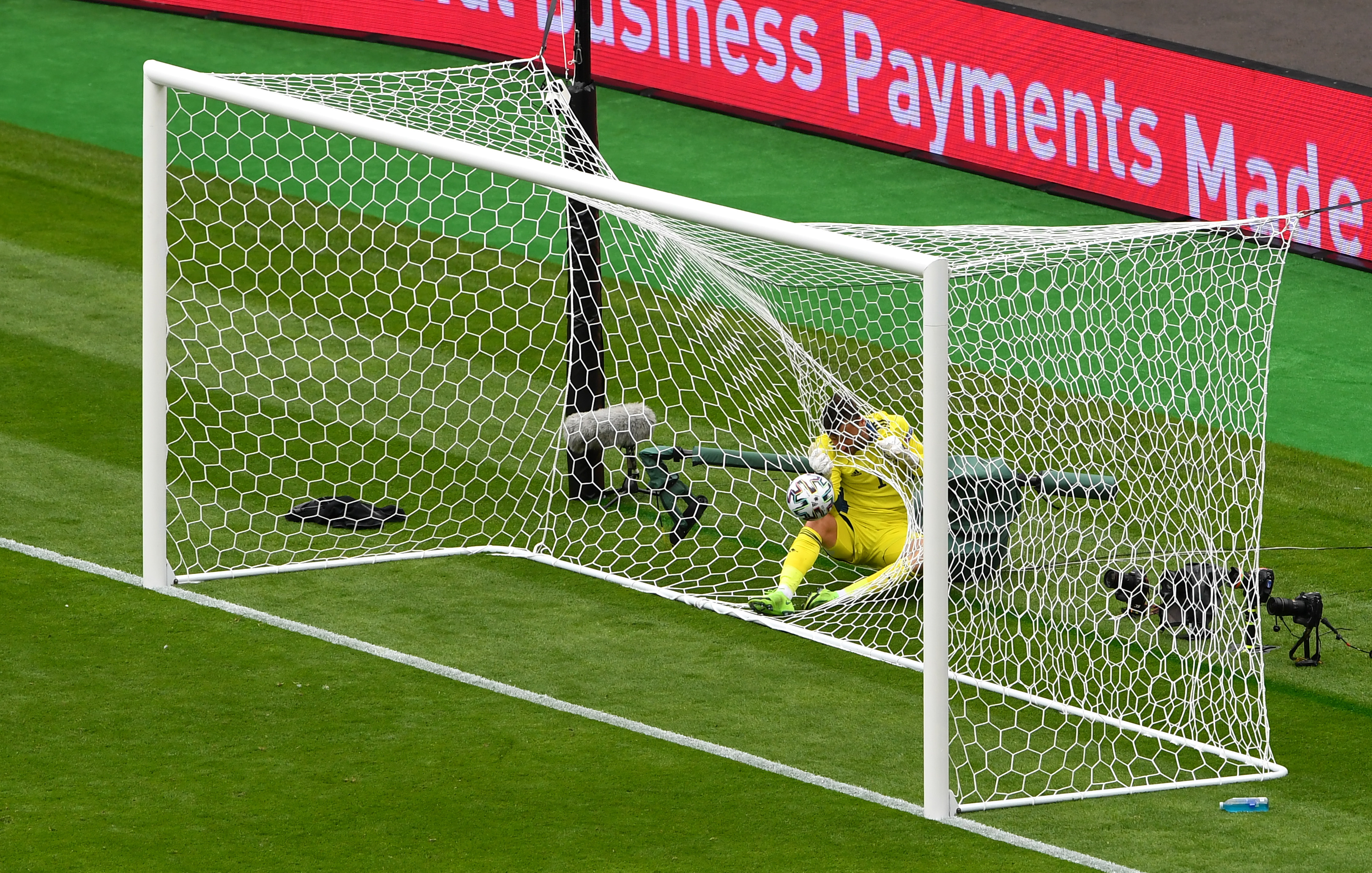 苏格兰vs捷克希克吊射,希克欧洲杯45米吊射苏格兰门将