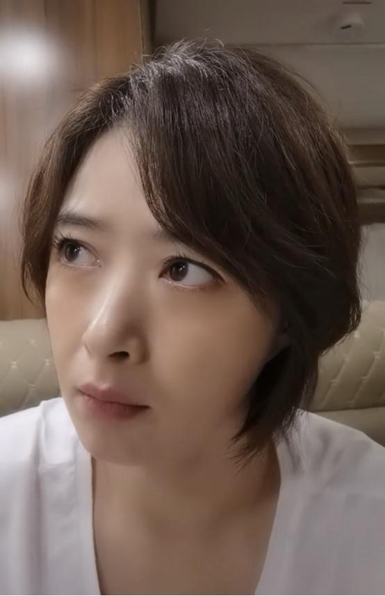 蒋欣真该减肥了，脸上肉感明显让人好想捏，但“八字沟”真显老