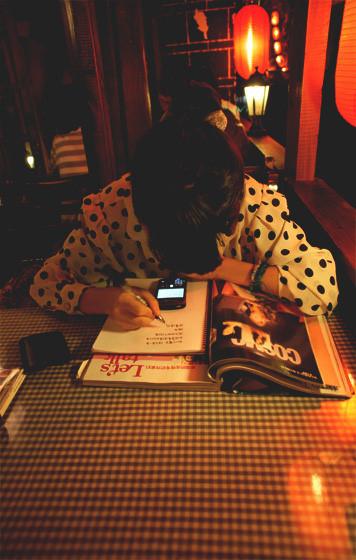 100句跟女生聊天幽默开场白,如何和女生聊天避免尬聊