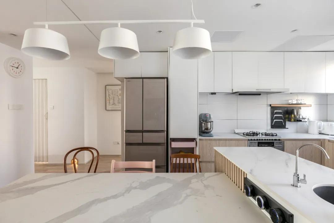 100平现代简约阳台装修风格,125平带阳台简约温馨装修风格