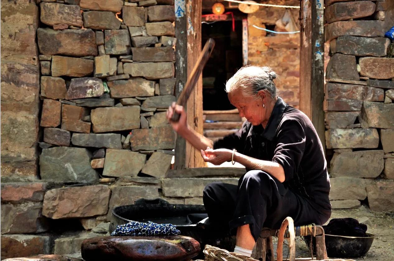 以前女人做月子,生盐就着辣椒面当零嘴儿,唯一的油荤是粘锅油