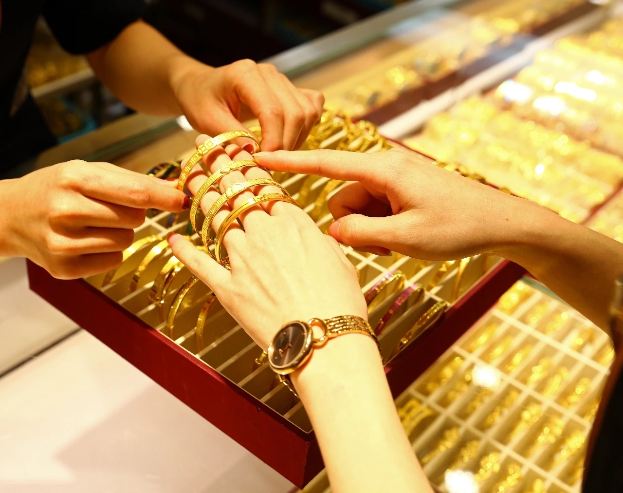 盘点十大必买的经典款黄金手镯,最适合长期佩戴的黄金手镯款式